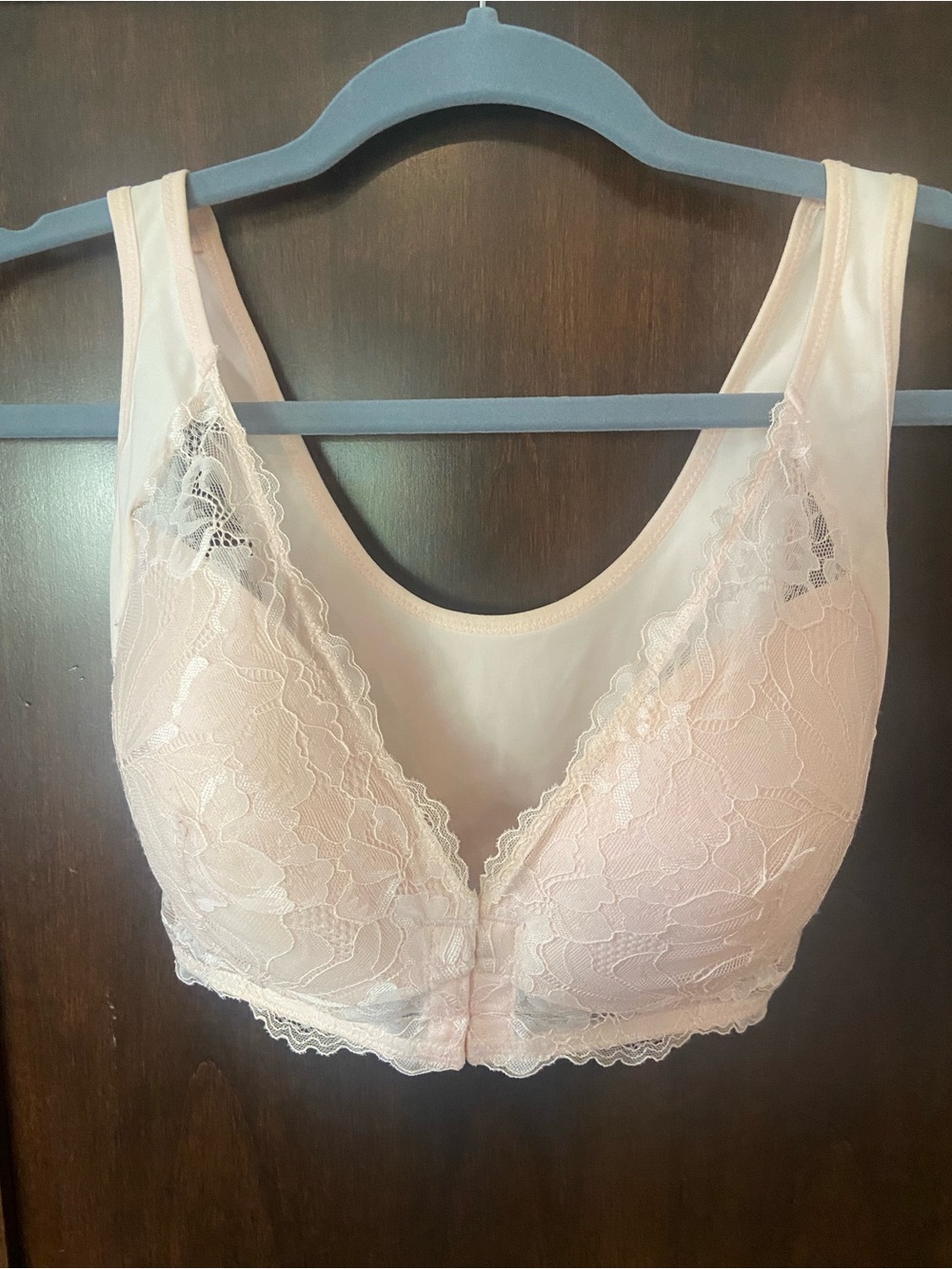 Lacy Cream front close bra. 36 B